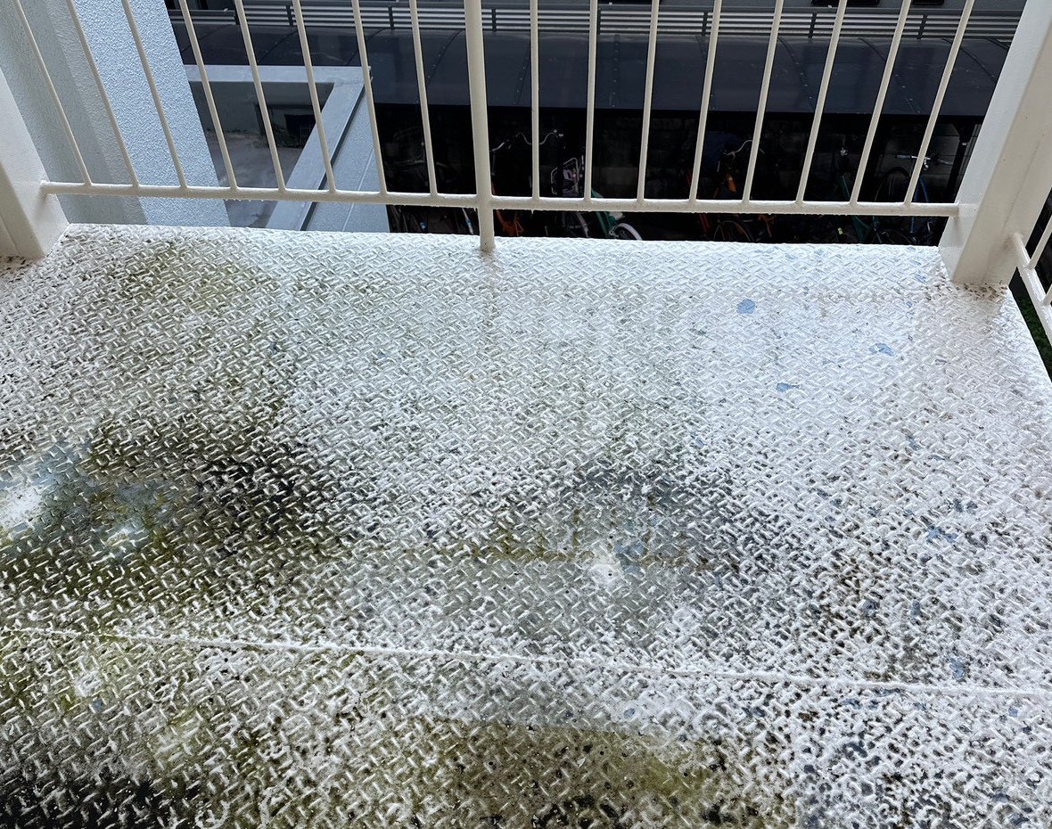 マンション共用踊り場の清掃前